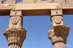 Pilares que sostienen capiteles que representan a la diosa Hathor, Templo de Philae, Egipto.
