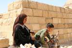 Mujer y niño descendiente de un burro, Giza, Egipto.