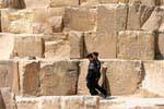 La policía y el tamaño de la pirámide de Khufu, Egipto.