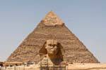 El Sphynx en el centro de la pirámide de Kefrén, Egipto.