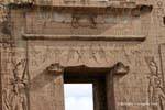 Sobre el portal de la explanada con Horus representado como un templo alado sol de Edfu, Egipto.