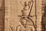 Horus cabeza tallada en la monumental torre, templo de Edfu, Egipto.