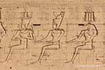 Las representaciones de deidades sentados lado de la torre, el templo de Edfu, Egipto.