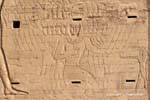 Fragmento del macizo pilón izquierda, matar a los enemigos en presencia de Sopdu dios, templo de Edfu, Egipto.