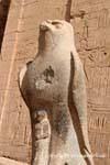 Estatua del dios Horus responsable de la protección del rey, Edfu, Egipto.