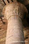 Columna de papiro de la Gran Sala Hipóstila, Templo de Edfu, Egipto.
