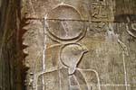 Horus, hijo de Osiris e Isis, vistiendo la luna y el sol, bajo relieve, templo de Edfu, Egipto.