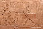 Batalla de Horus contra Seth, Fresco martillado por copta, Templo de Edfu Ambulatoria, Egipto.