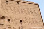 Ver en la parte superior derecha de la parte exterior de la torre, templo de Edfu, Egipto.