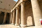 Pórtico de columnas que rodean el interior del patio delantero en tres lados, Edfu, Egipto.