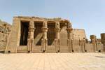 El lugar de entrega o mammisi, vista exterior, el templo de Edfu, Egipto.