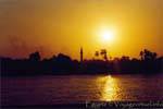 El sol se pone en el minarete de Esna, Egipto.