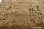 Alivio de dios Khnum antes de Ptolomeo en sus enemigos por el pelo, el templo de Esna, Egipto.
