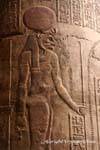 Cabeza de león de Dios coronada por el círculo solar en relieve en una columna, el Templo de Khnum, Esna, Egipto.
