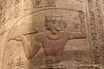 Templo de Khnum, columna bajo relieve, colores originales conservado, Esna, Egipto.