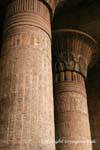 Las columnas con inscripciones que describen las ceremonias que tienen lugar en el interior del templo de Khnum, Esna, Egipto.