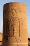 Templo de Kom Ombo, faraón en una columna truncada de pórtico romano, Egipto.
