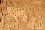 Friso con la corona de Ptolomeo VIII Hemhem lleva una corona y su esposa Cleopatra. Le dan gracias a la divina tríada Kom Ombo, Egipto.