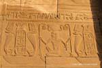 Detalle del friso con jeroglíficos, el Templo de Kom Ombo, Egipto.