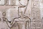 Fragmento Alivio que representa a un faraón que lleva la corona Deshret, Kom Ombo, Egipto.