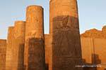 Columnas policromadas de la entrada pilón, la luz del atardecer, templo de Kom Ombo, Egipto.