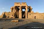 Vista desde la Gran Corte del exterior del pronaos, templo de Kom Ombo, Egipto.