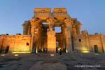 Fachada del templo de Kom Ombo, iluminación nocturna, Egipto.