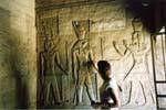 Haroeris y su hijo Khonsu, llevando la corona Atef, templo de Kom Ombo, Egipto.