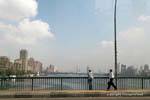 Vista desde un puente sobre el Nilo, El Cairo, Egipto.