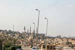 Alumbrado, cúpulas y minaretes de Barrio de El Cairo, Egipto.