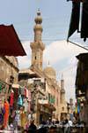 Minarete y la cúpula de la mezquita de Khan el-Khalili, vista desde el zoco, El Cairo, Egipto.