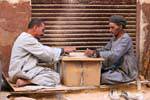 Jugadores de dominó en la cartulina en una calle, Luxor, Egipto.