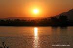 Puesta de sol en el Nilo, frente al Valle de los Reyes, en Luxor, Egipto.