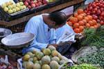 Leyendo el mercado de la prensa en Luxor, Egipto.