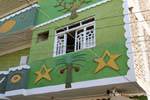 Casa verde decorado en Luxor, Egipto.