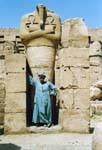 Estatua sin cabeza Faraón y mantiene el bigote, el templo de Karnak, Egipto.