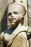 Estatua de Amón en el rostro de Tutankamón, el templo de Karnak, Egipto.