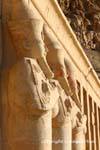 Colosos de Osiris de la alineación a la derecha de la puerta de entrada, templo de Hatshepsut, Egipto.