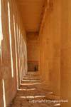 Detrás de las columnas de la terraza superior del templo de Hatshepsut, Egipto.
