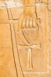 Mano que sostiene la cruz de la vida (o ankh ankh o cruz), alivio, templo de Hatshepsut, Egipto.