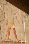 Anubis con la era cetro (izquierda) y el ankh (derecha), el Templo de Hatshepsut, Egipto.