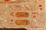 Cartuchos y símbolos jeroglíficos pintados templo de Hatshepsut, Egipto.