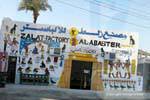 Fachada pintada de fábrica Zalat, nuevos Qurna, Egipto.