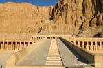 La rampa desde la terraza superior, Templo de Hatshepsut, Egipto.