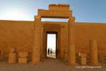Puerta en granito rosa, llama Amon los espléndidos monumentos, vista desde el interior del patio detrás de la tercera trama, Templo de Hatshepsut, Egipto.
