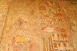 Anubis fresco frente a una mesa de ofrendas, Templo de Hatshepsut, Egipto.