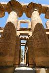 Columnas de papiro en la sala dedicada a Amón-Ra, el templo de Karnak, Egipto.