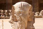 Faraón desfigurado estatua, templo de Karnak, Egipto.