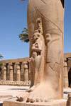 Lla princesa Bentata, colocado entre las piernas de Ramsés II (Doblar-Anat), el templo de Karnak, Egipto.