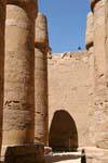 Columna sombra en la pared, el Templo de Karnak, Egipto.